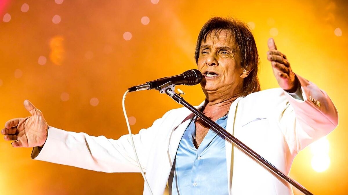 ‘Amo vocês”, diz Roberto Carlos para público que lotou a Arena Fonte Nova