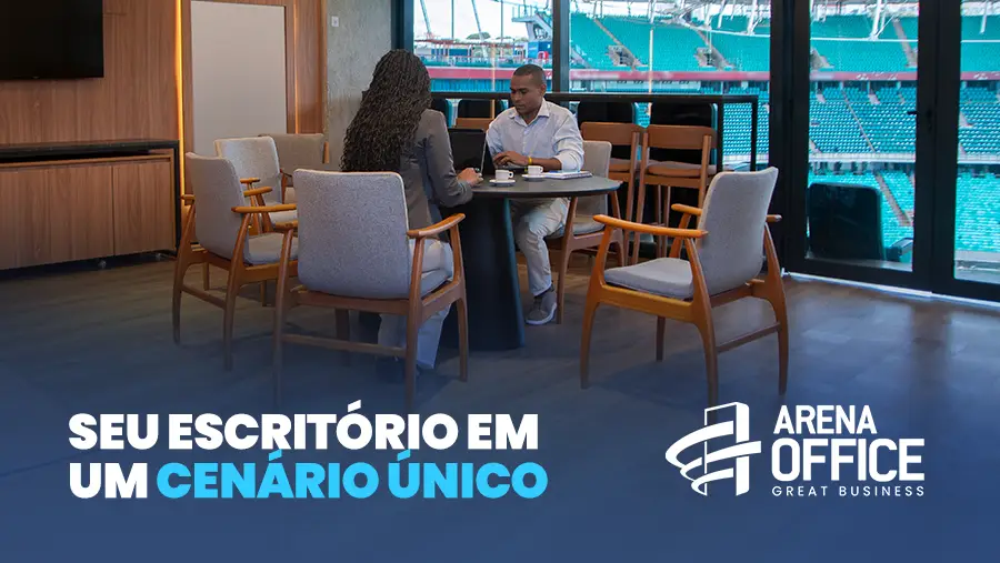 Duas pessoas em reunião dentro do espaço Arena Office, com vista para as arquibancadas da Arena Fonte Nova e o texto ‘Seu escritório em um cenário único